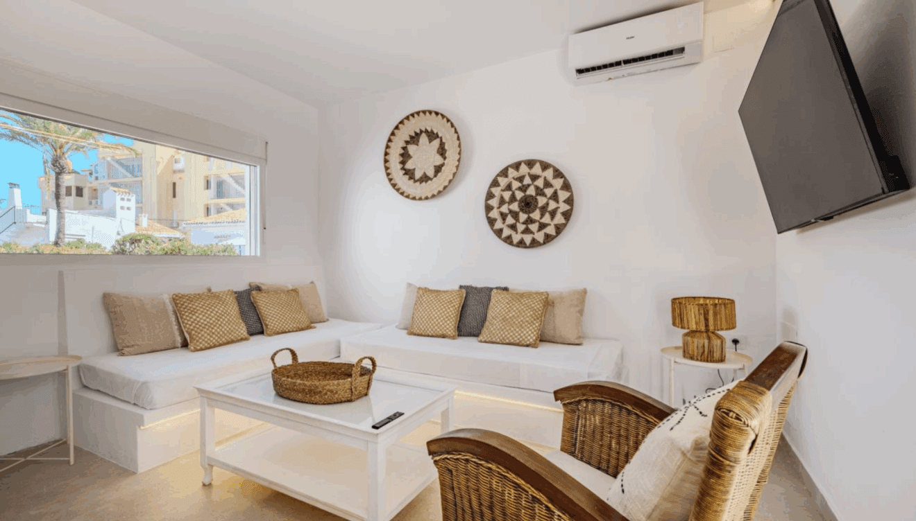 Salón con ventanales al jardín y ambiente abierto