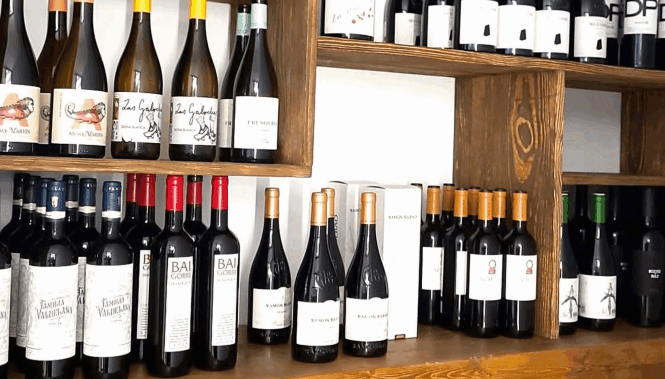 Selección de vinos blancos, rosados, tintos en la taberna de Andares Ibéricos