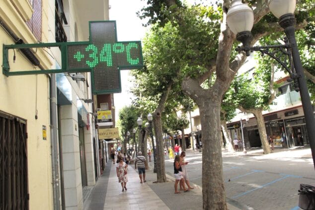 Primera ola de calor del año en Dénia: así será el ascenso térmico según la AEMET 1 Imagen: Termómetro del centro de Dénia durante una ola de calor (archivo)