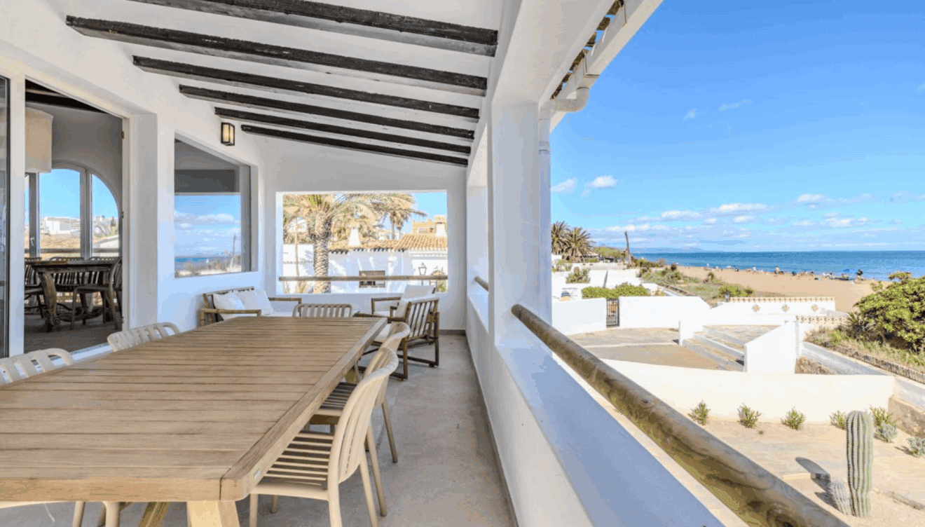 Terraza cubierta con mobiliario exterior