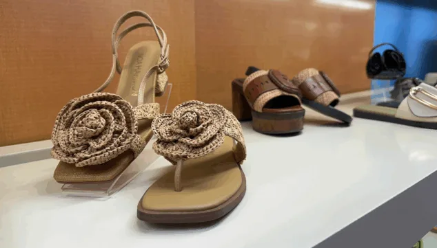 Calzado de verano: las tendencias que arrasan para hombre y mujer en 2025 2 tiras plataformas y caracter propio en los modelos de noa harmon
