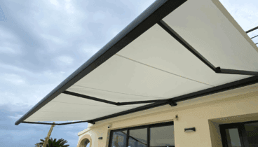 Toldo automático instalado por Aluvent