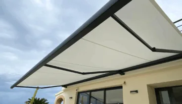 Toldo automático instalado por Aluvent