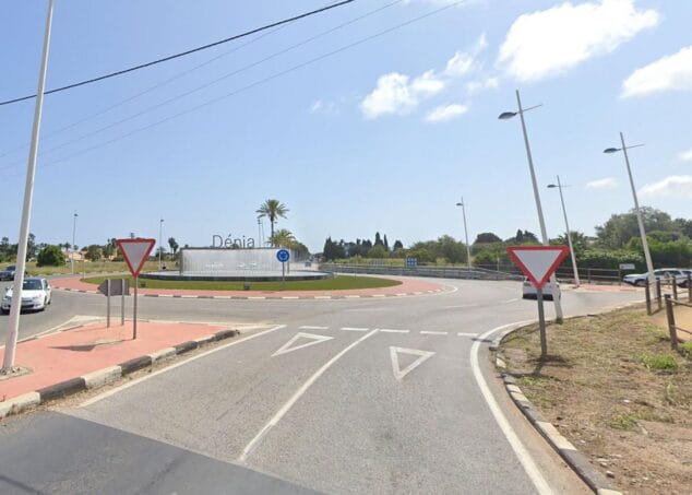 Las actuaciones de limpieza en la entrada a Dénia afectarán al tráfico 1 Imagen: Trabajos de desbroce en Dénia