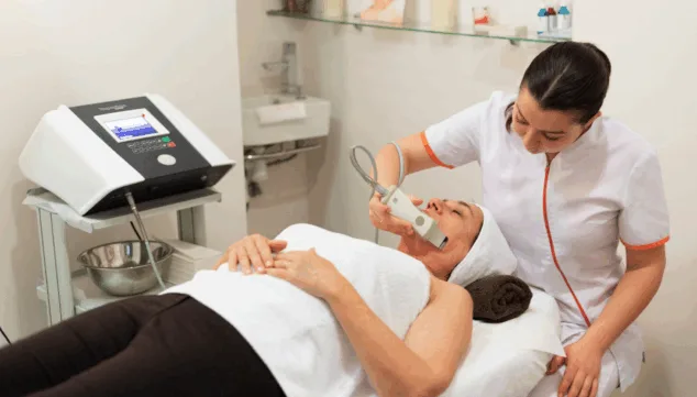 tratamiento facial con espatula vibradora para reducir los poros