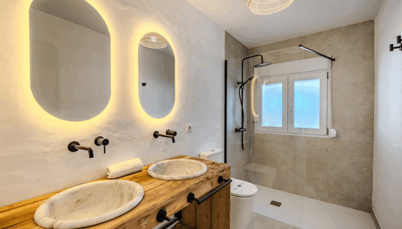 Uno de los dos baños completos de la villa