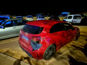 Vehículo con desperfectos después de atravesar el túnel del castillo de Dénia