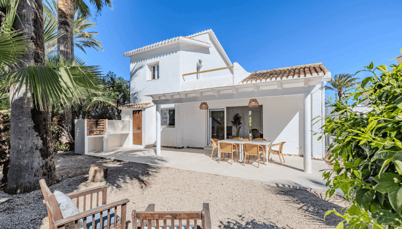 Vista general del exterior con acceso directo a la playa