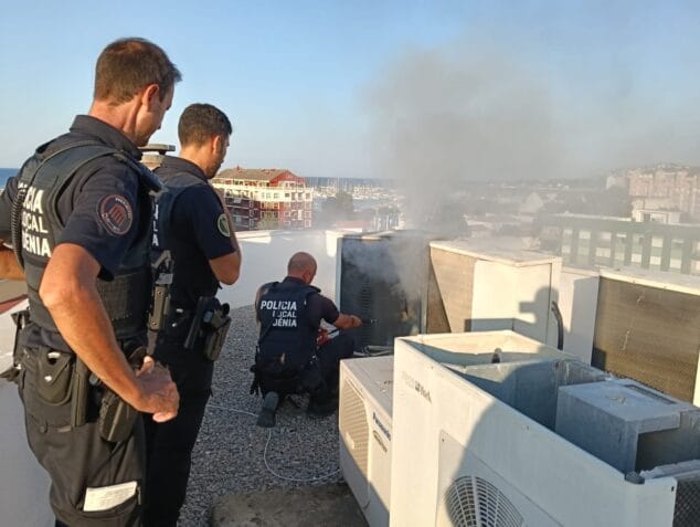 agentes de la policia local apagando el fuego