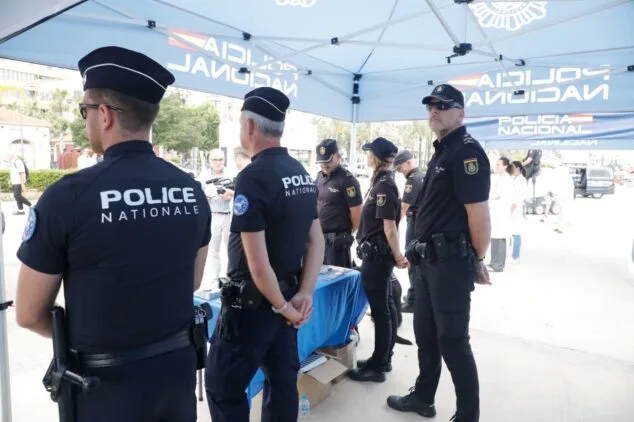 Compra un coche para su empresa y su jefe se lo queda: la Policía detiene a un empresario por estafa en Dénia 1 Imagen: Agentes de la Policía Nacional en el puerto de Dénia