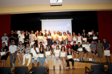 alumnos de creama denia con su diploma de curso