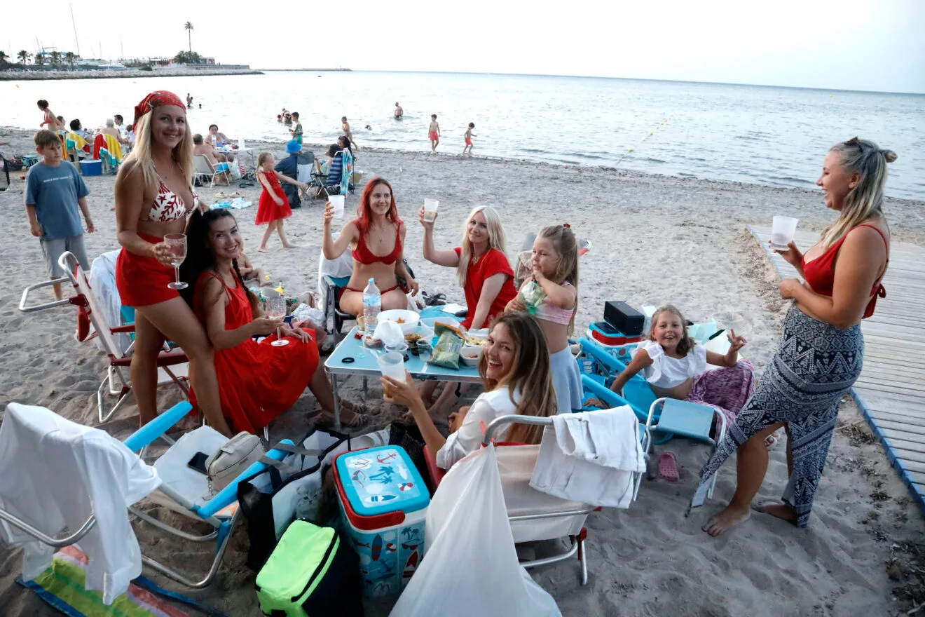 Ambiente en las playas de Dénia durante la Nit de Sant Joan 11