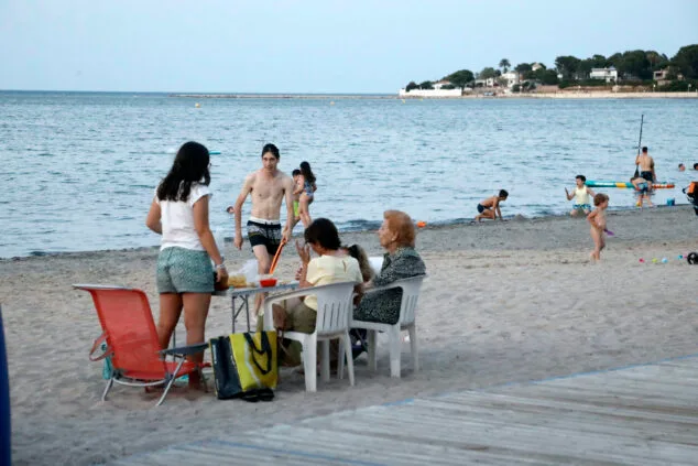 ambiente en las playas de denia durante la nit de sant joan 12