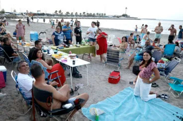 Ambiente en las playas de Dénia durante la Nit de Sant Joan 13