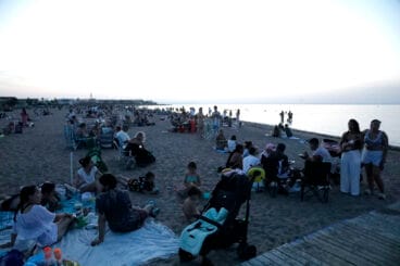 ambiente en las playas de denia durante la nit de sant joan 4