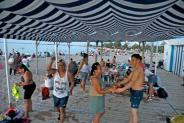Ambiente en las playas de Dénia durante la Nit de Sant Joan 7