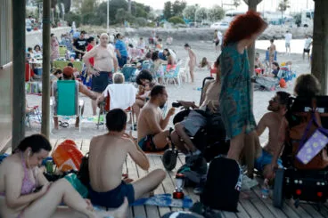 Ambiente en las playas de Dénia durante la Nit de Sant Joan 9