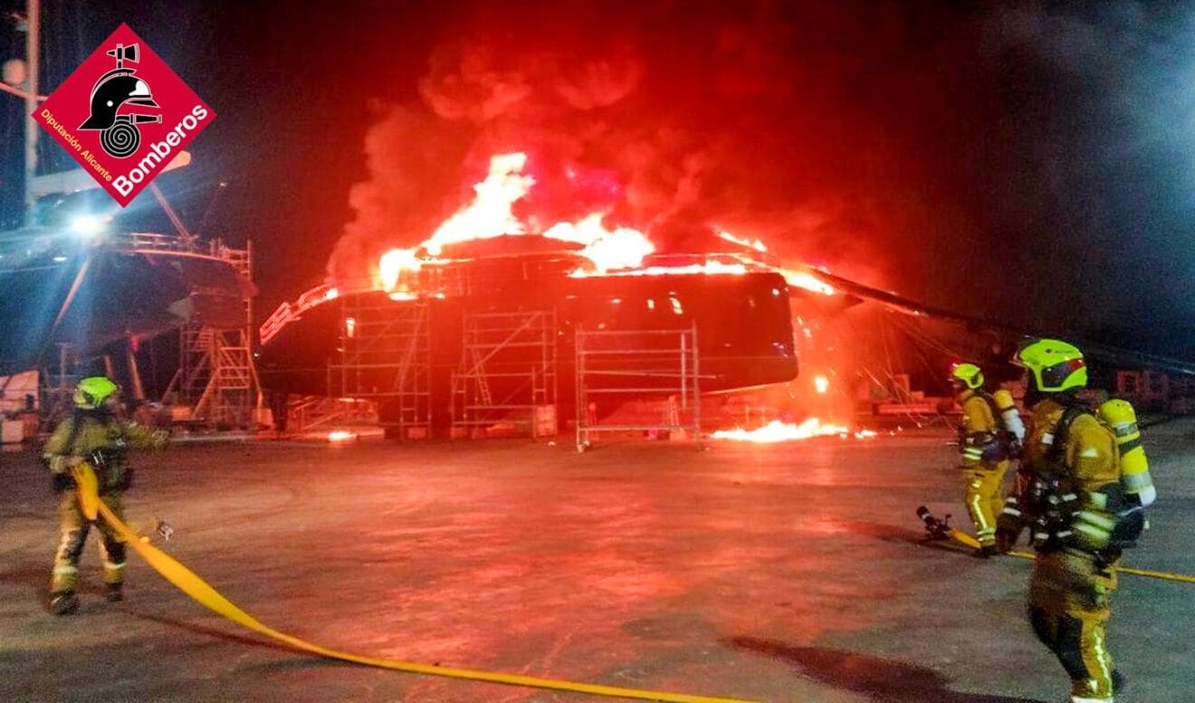 Bomberos trabajando en el incendio de Dénia 2