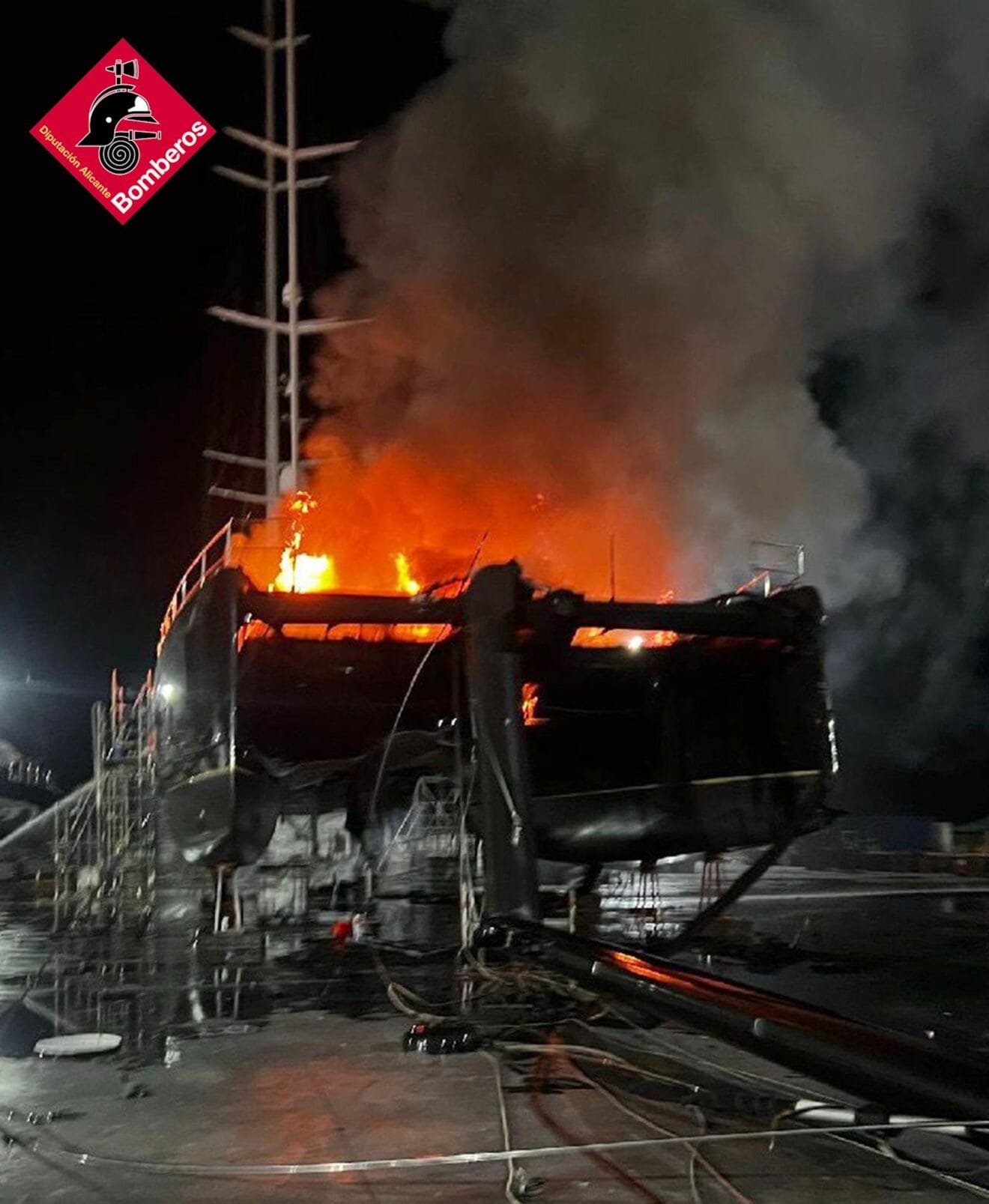 Bomberos trabajando en el incendio de Dénia 3