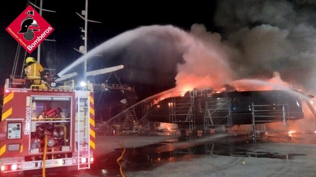 bomberos trabajando en el incendio de denia 5