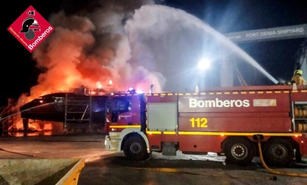 bomberos trabajando en el incendio de denia 6