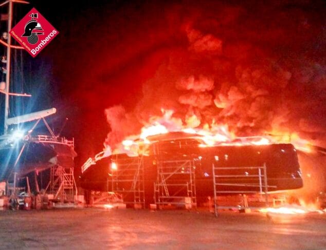 Imagen: Bomberos trabajando en el incendio de Dénia