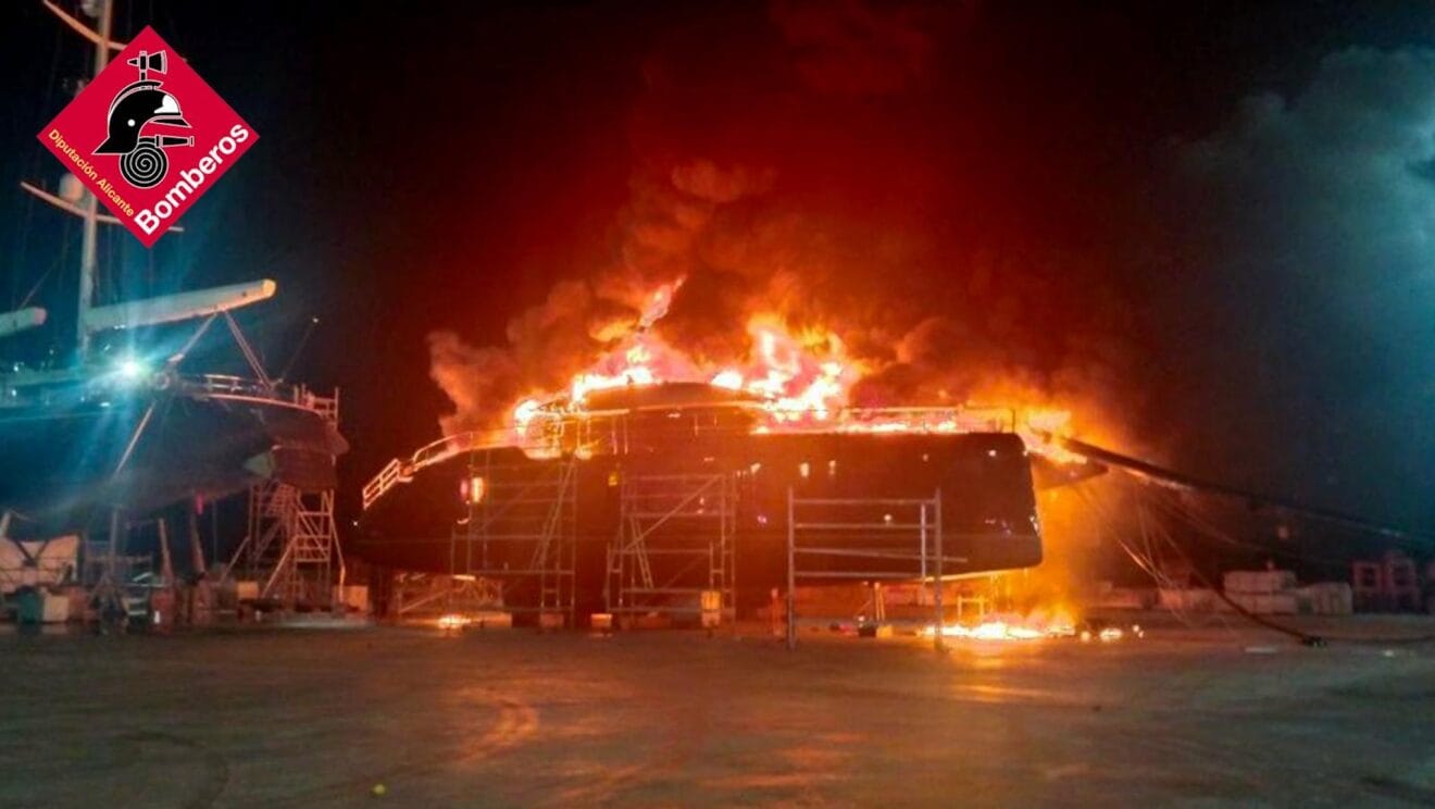 Bomberos trabajando en el incendio de Dénia 8