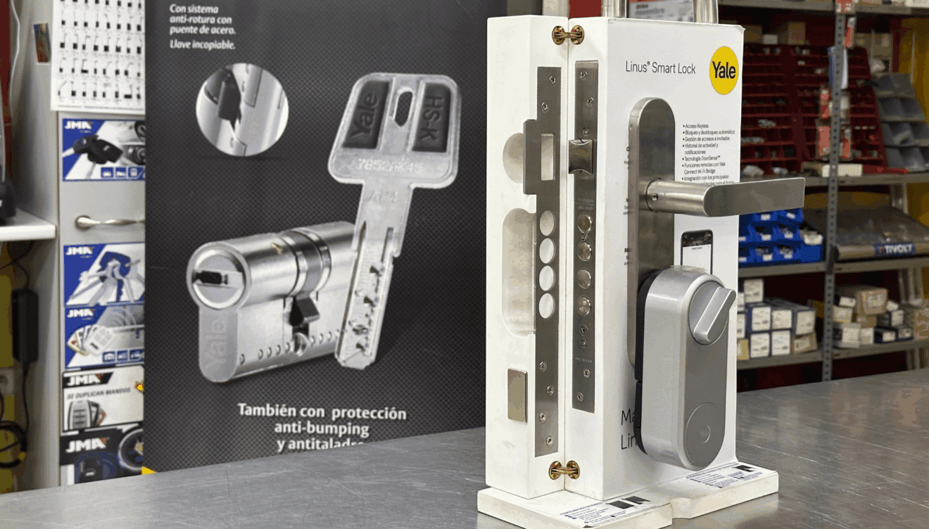 Cerraduras smart instalada en puerta principal