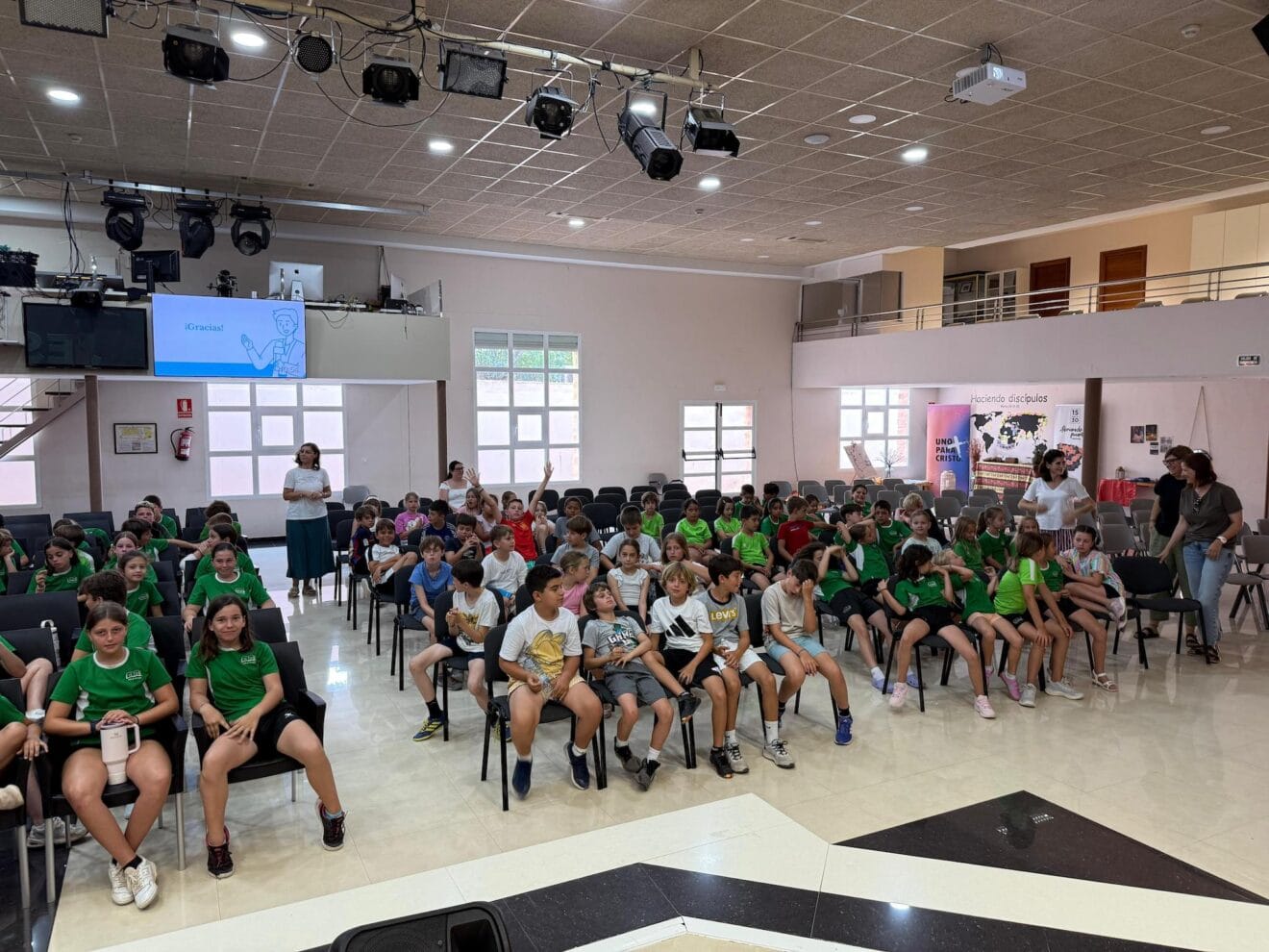 Estudiantes presentes en la charla de Dénia.com