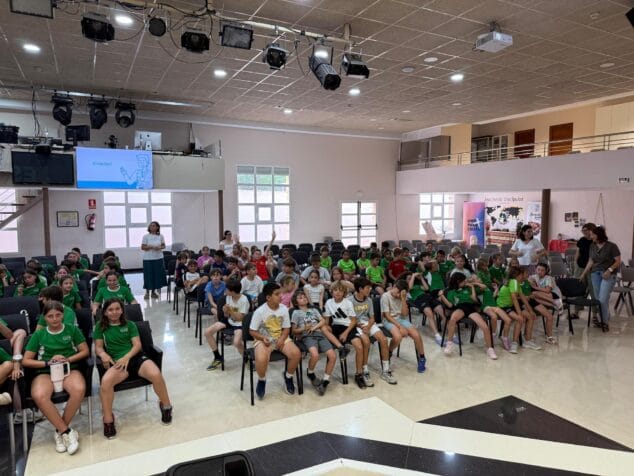 Imagen: Estudiantes presentes en la charla de Dénia.com