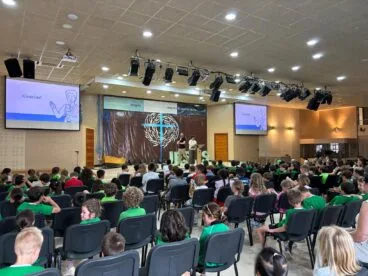 charla sobre periodismo local en el colegio alfa omega