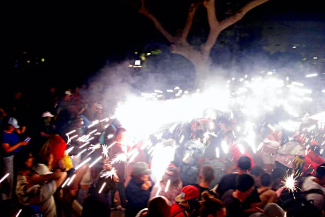 El fuego se desatará en el centro de Dénia con el correfoc Infernum 1 Imagen: Correfoc en el centro de Dénia