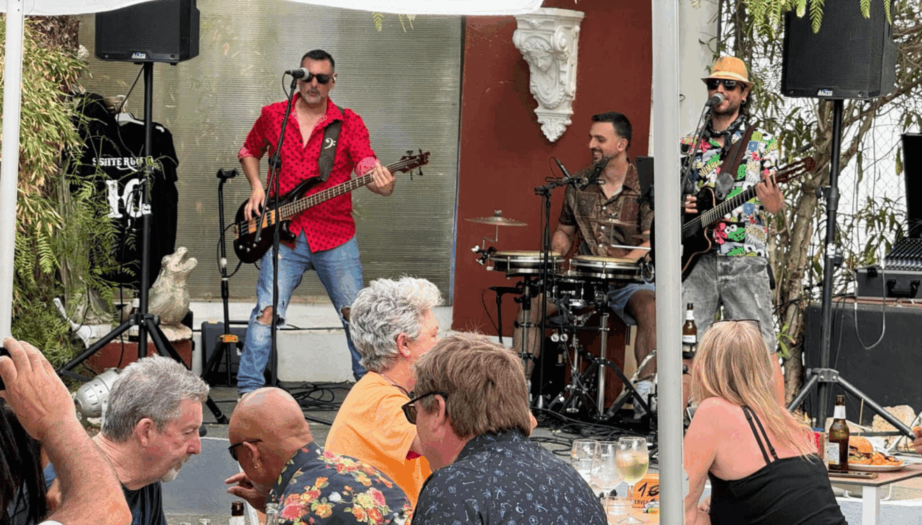 De jueves a domingo Cresol 66 invita a cantantes locales a tocar música en directo