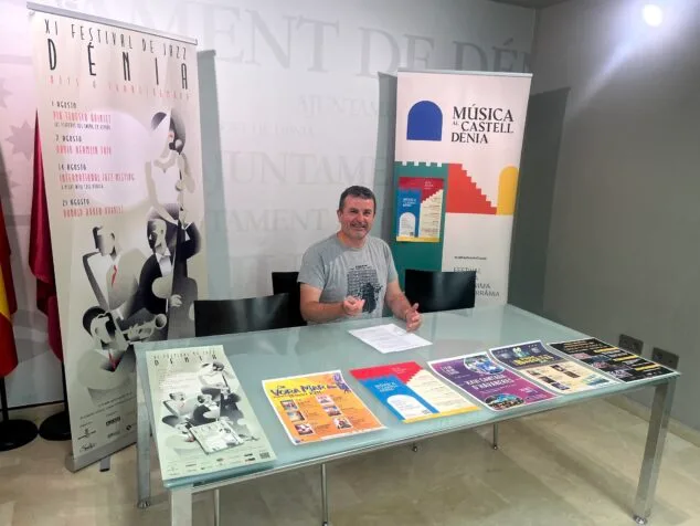 Imagen: El concejal de Cultura, Raúl García de la Reina, presenta la programación del verano de Dénia