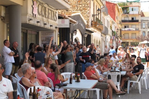 Imagen: Ambiente fuera del mercado de Dénia durante el Figatell Fest