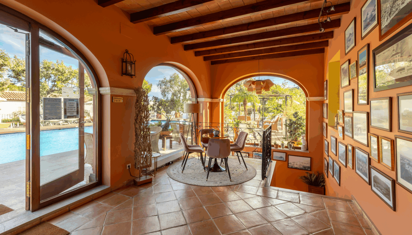 Espacios comunes elegantes y luminosos del hotel