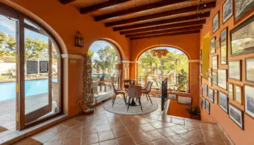 Espacios comunes elegantes y luminosos del hotel