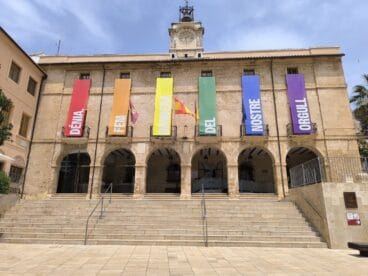 fachada del ayuntamiento de denia con la bandera lgtbi y el lema del orgullo 2025