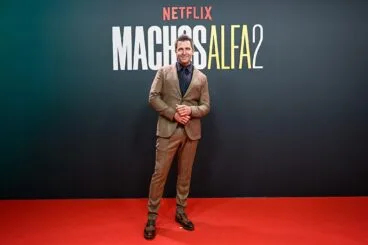 fernando gil durante una promocion de machos alfa