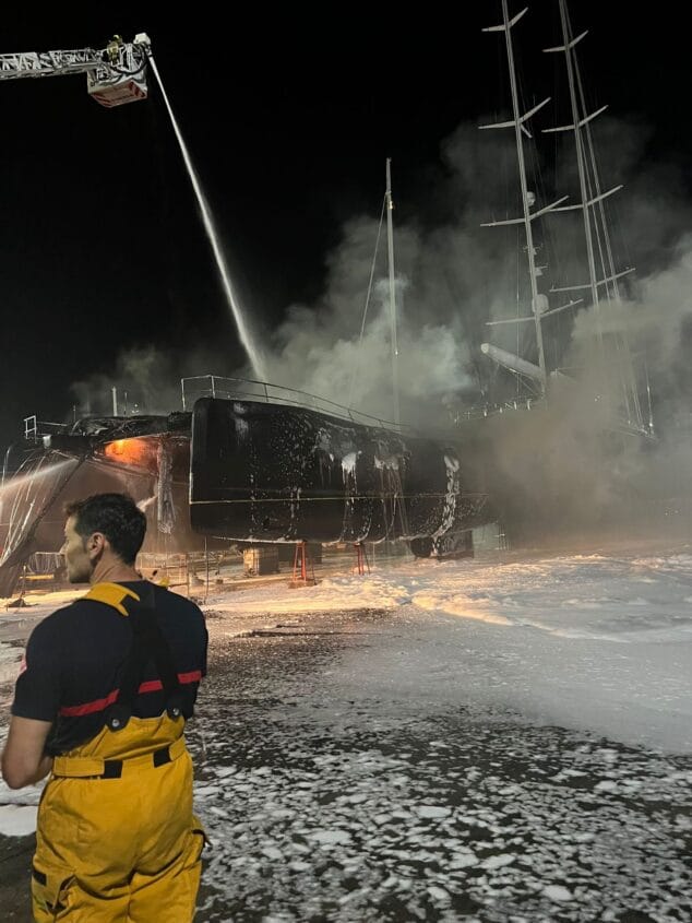 incendio de un barco en el puerto de denia 1