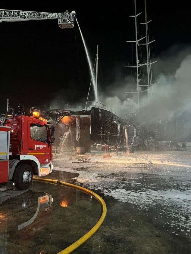 incendio de un barco en el puerto de denia 2