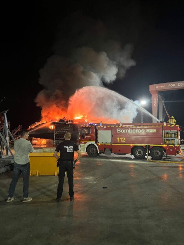 Imagen: Incendio de un barco en el puerto de Dénia