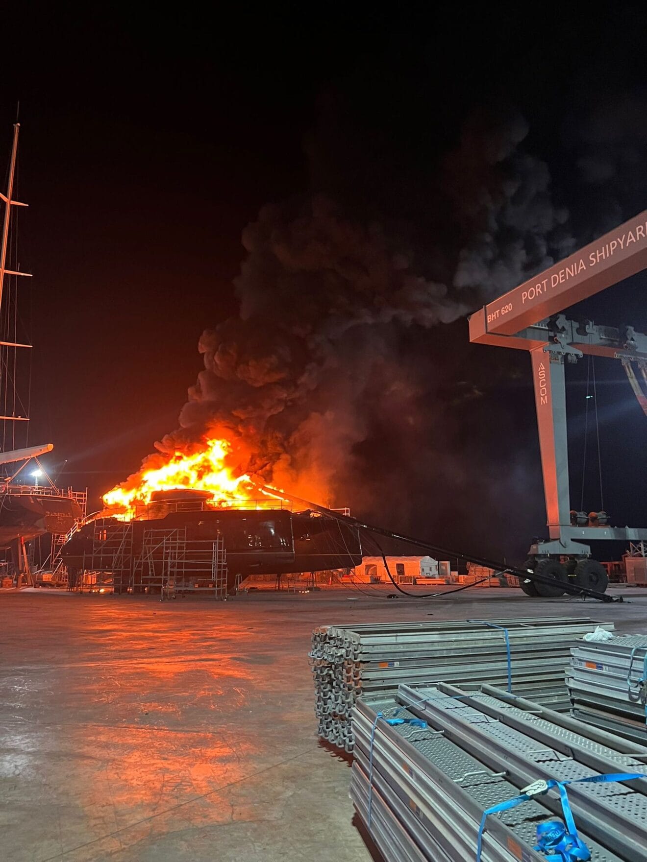 Incendio de un barco en el puerto de Dénia 7