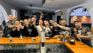 Interior del restaurante lleno de diversión y compañía