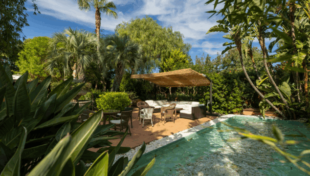 jardines y terrazas rodeadas de vegetacion mediterranea