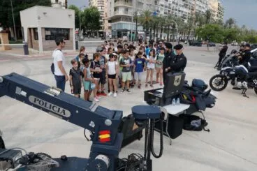 La Policía Nacional presenta en Dénia el plan Operación Verano con una exhibición de medios policiales 36