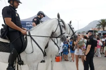 La Policía Nacional presenta en Dénia el plan Operación Verano con una exhibición de medios policiales 5