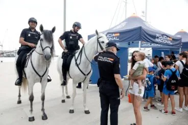 La Policía Nacional presenta en Dénia el plan Operación Verano con una exhibición de medios policiales 6