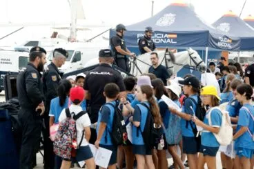 La Policía Nacional presenta en Dénia el plan Operación Verano con una exhibición de medios policiales 9