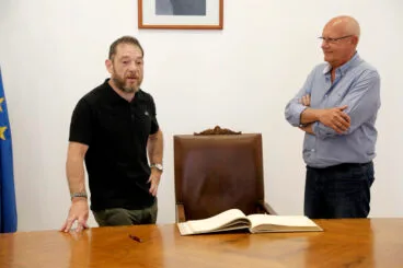 Miquel Silvestre y Vicent Grimalt en el Ayuntamiento de Dénia